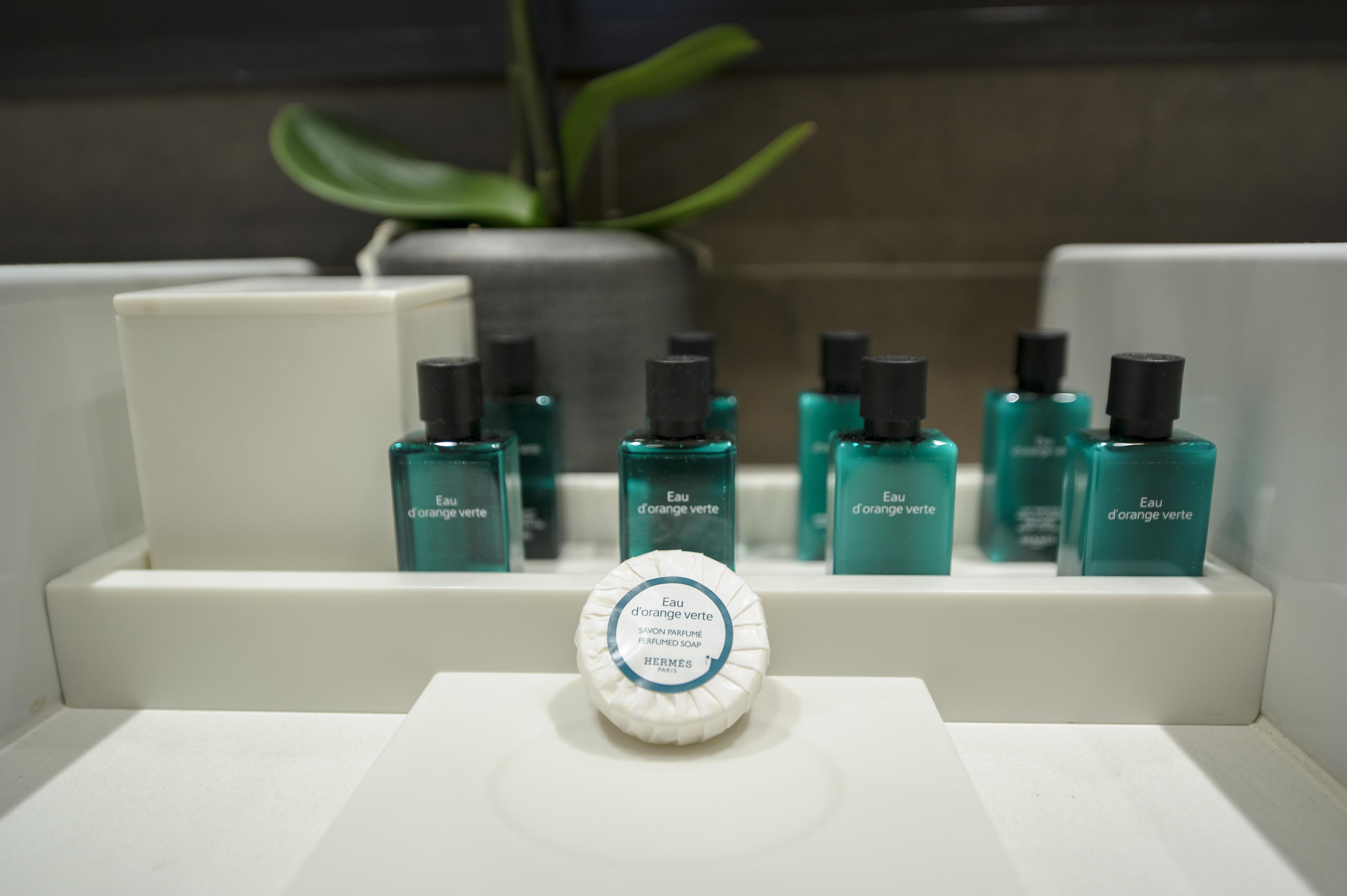 Nest Paris La Defense - Mgallery Puteaux Bagian luar foto A soap and shampoo in a hotel bathroom