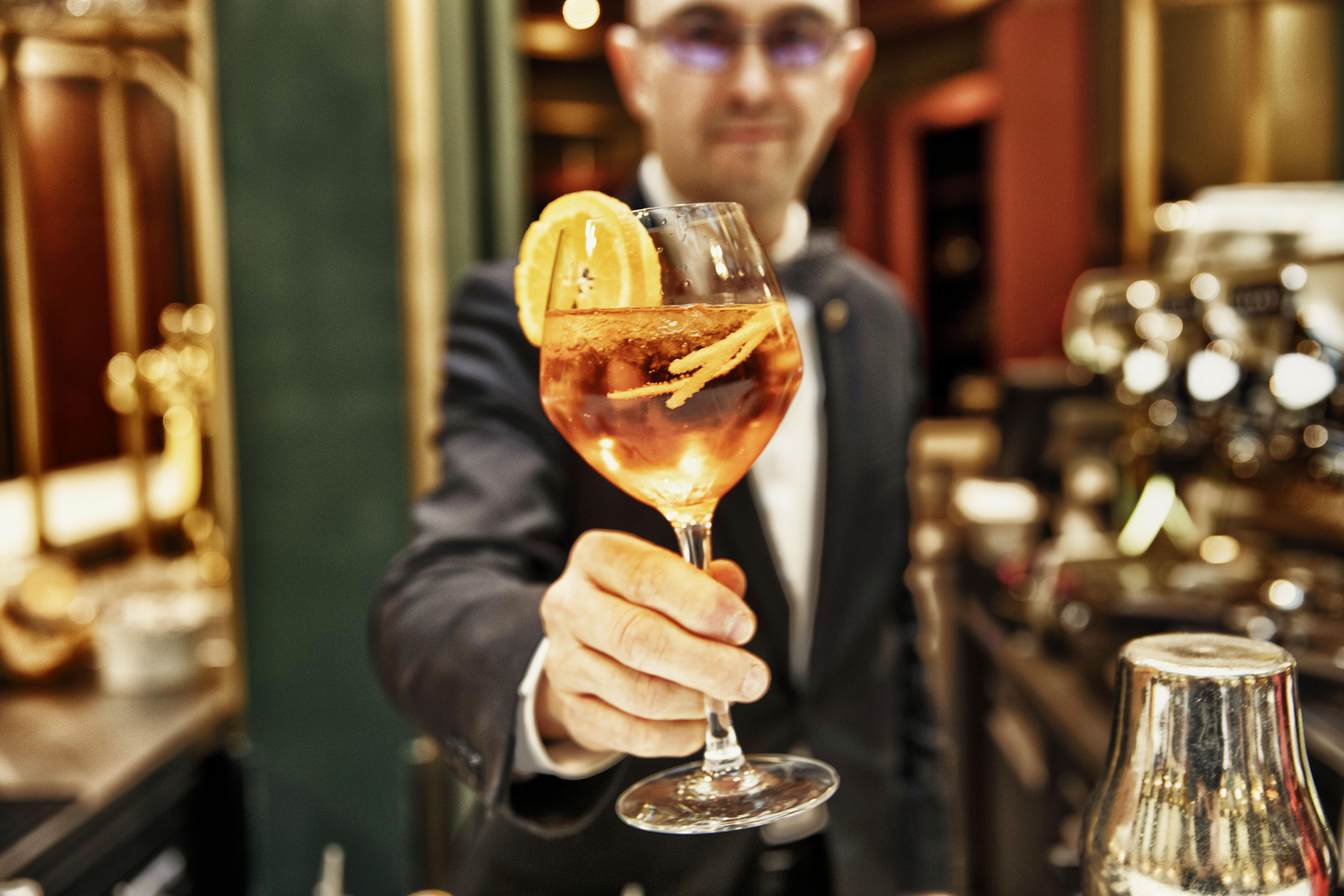 Nest Paris La Defense - Mgallery Puteaux Bagian luar foto A bartender serving a cocktail