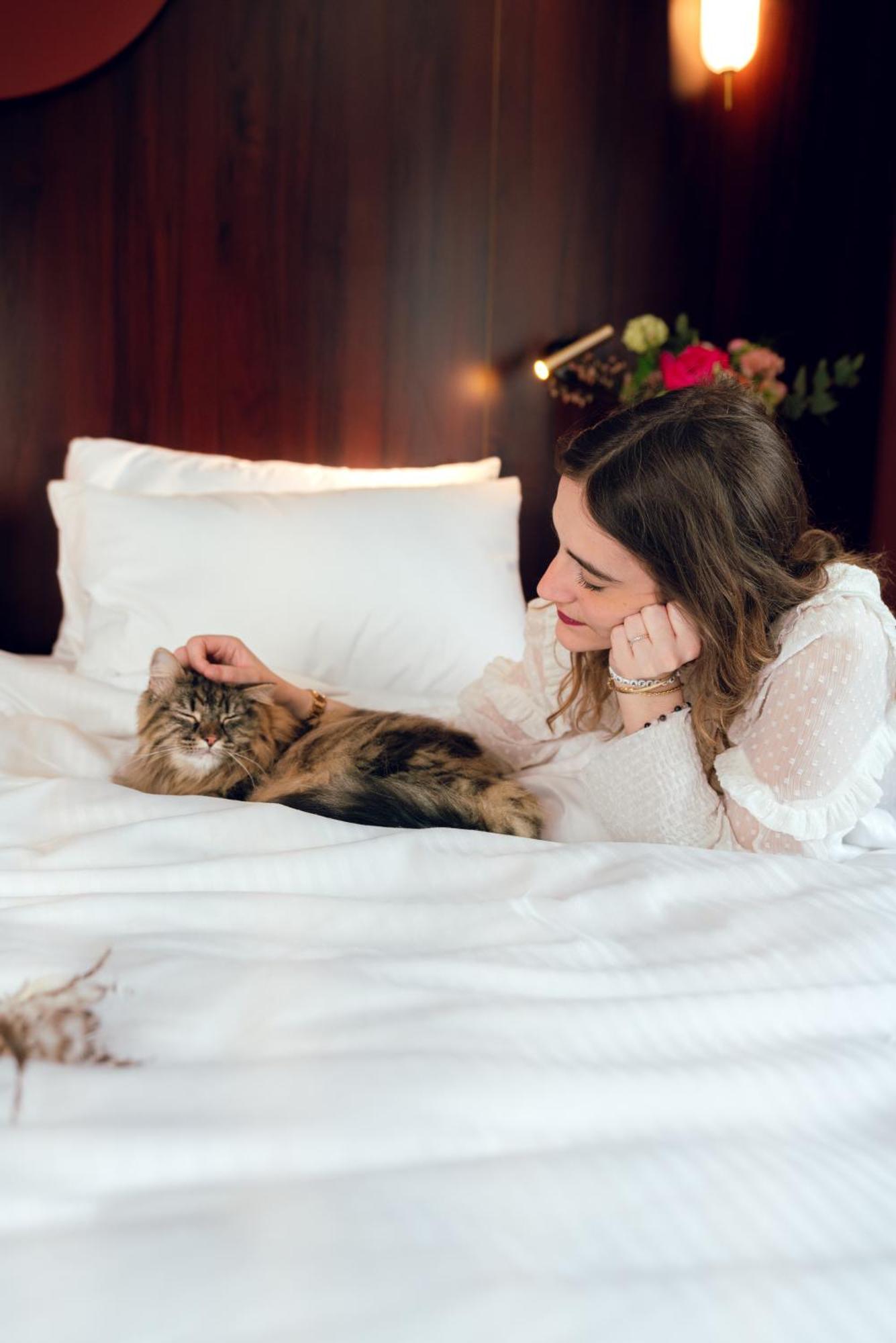 Nest Paris La Defense - Mgallery Puteaux Bagian luar foto A woman with her pet cat