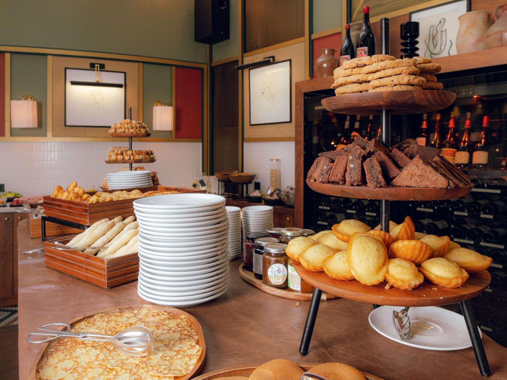 Nest Paris La Defense - Mgallery Puteaux Bagian luar foto A typical buffet