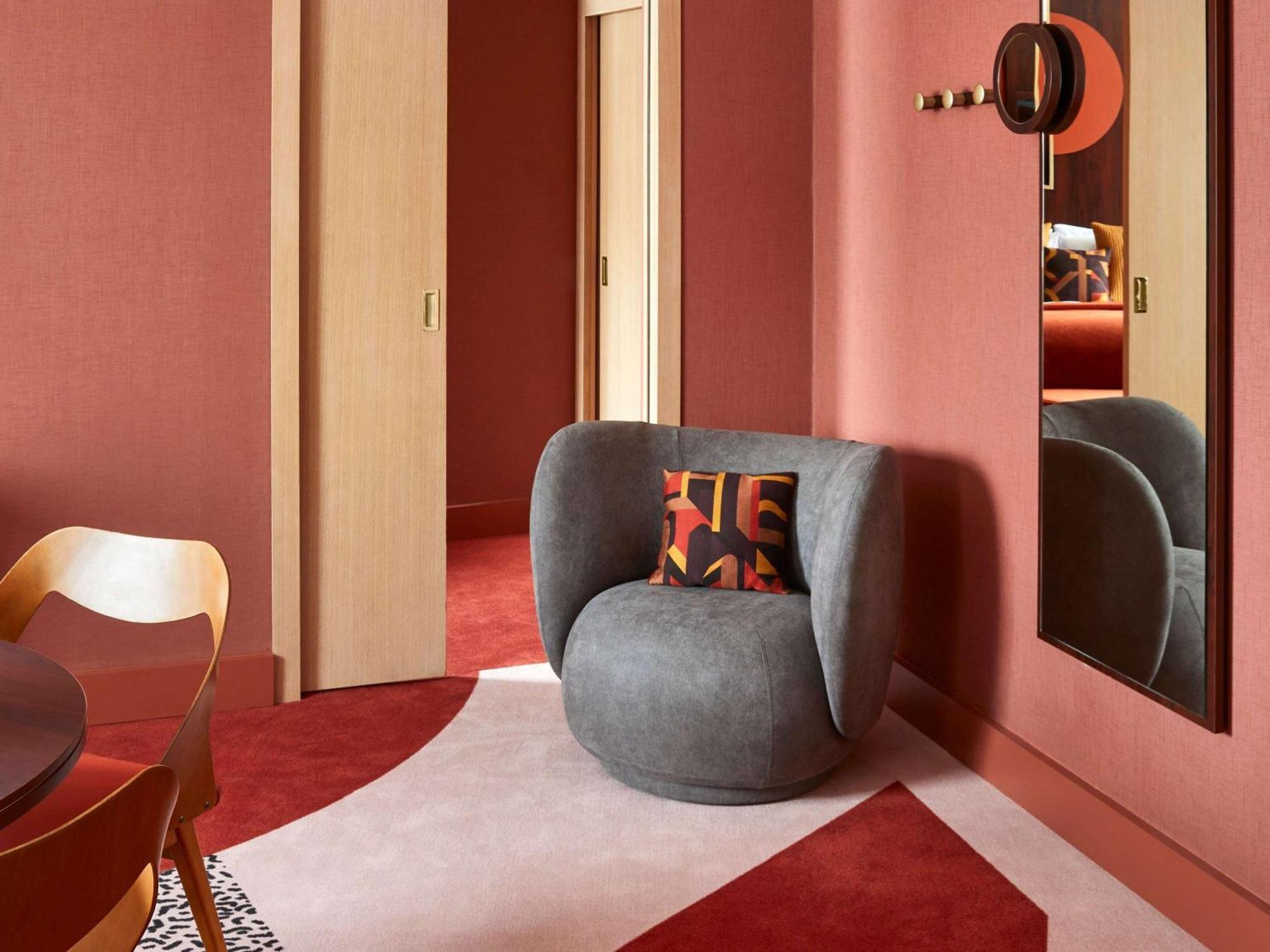 Nest Paris La Defense - Mgallery Puteaux Bagian luar foto The interior of a suite at the hotel