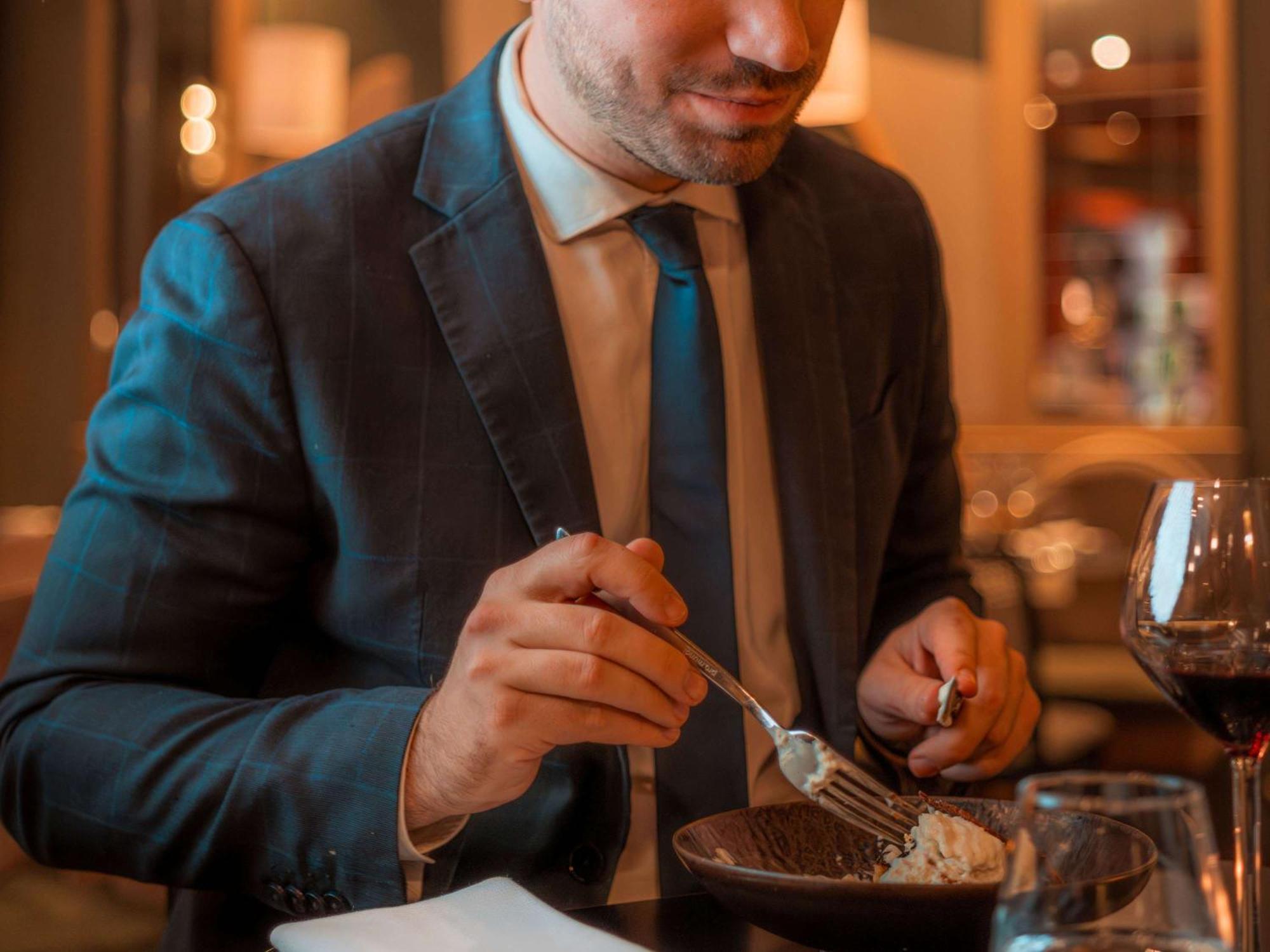 Nest Paris La Defense - Mgallery Puteaux Bagian luar foto A man eating a chocolate dessert