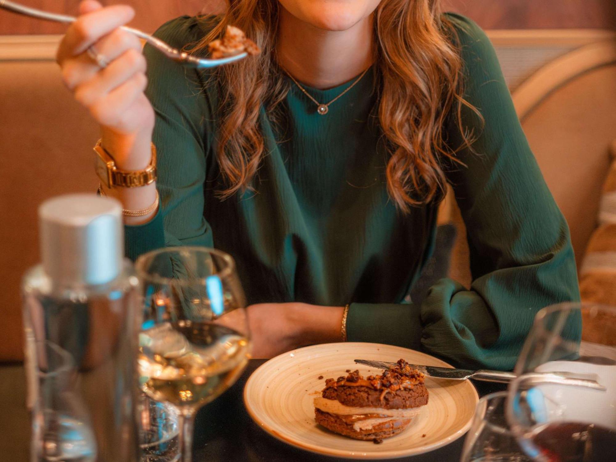 Nest Paris La Defense - Mgallery Puteaux Bagian luar foto A woman eating dessert
