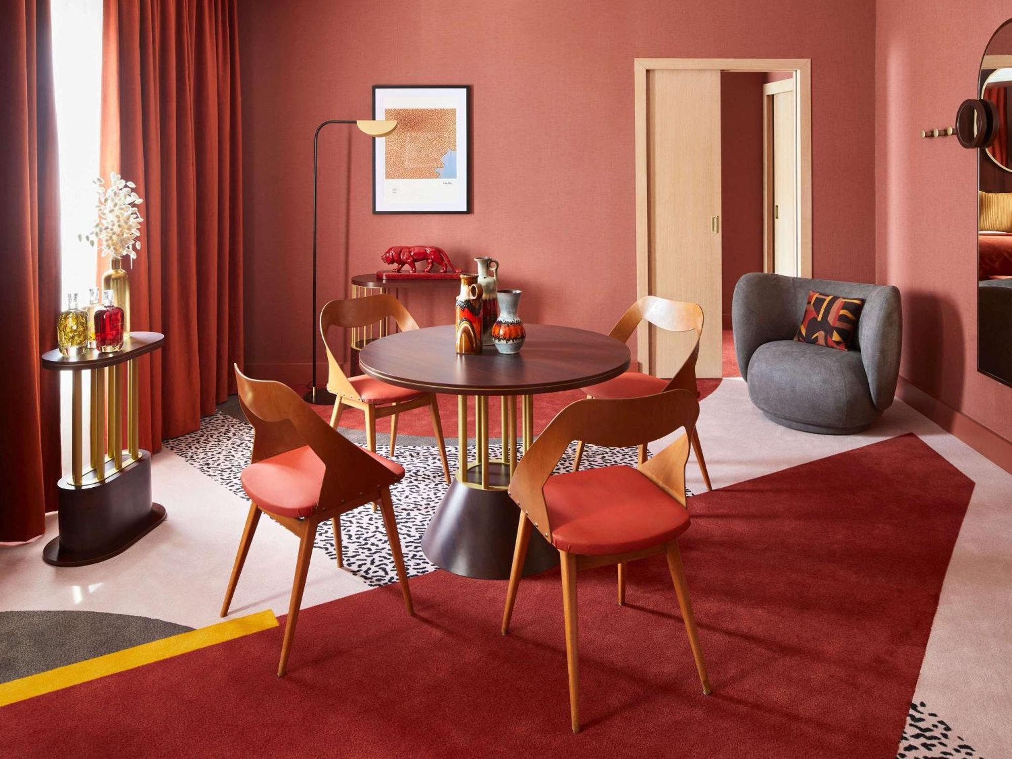 Nest Paris La Defense - Mgallery Puteaux Bagian luar foto A dining room with a red carpet