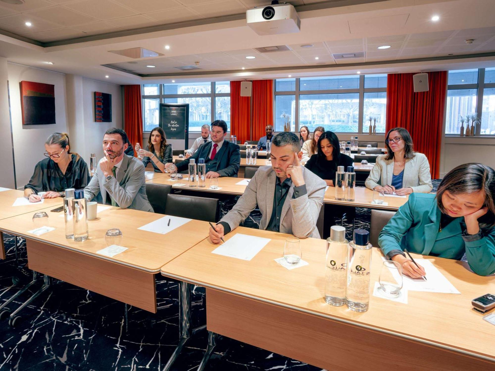 Nest Paris La Defense - Mgallery Puteaux Bagian luar foto Participants at a meeting of the European Research Council