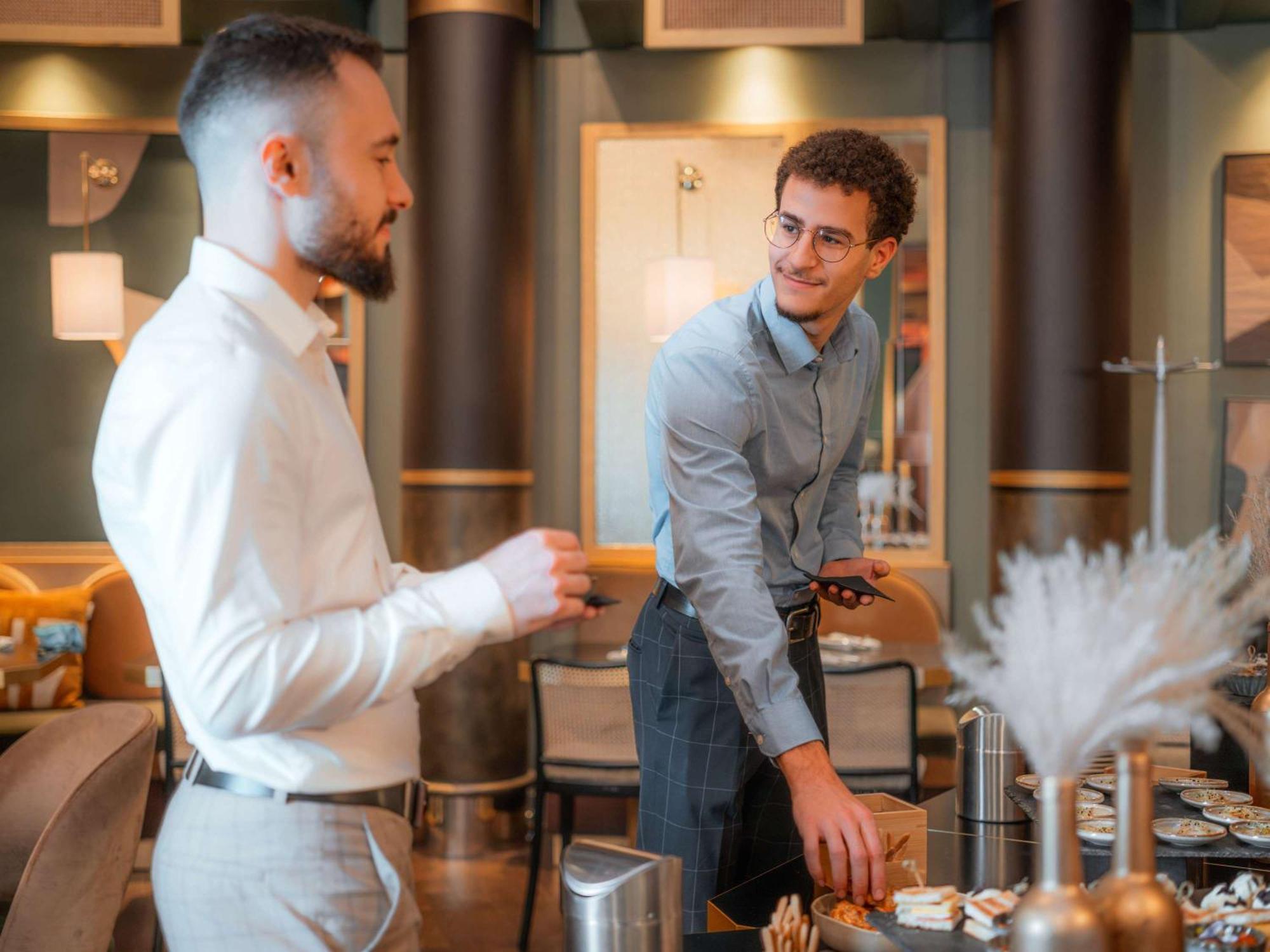 Nest Paris La Defense - Mgallery Puteaux Bagian luar foto A barista at work