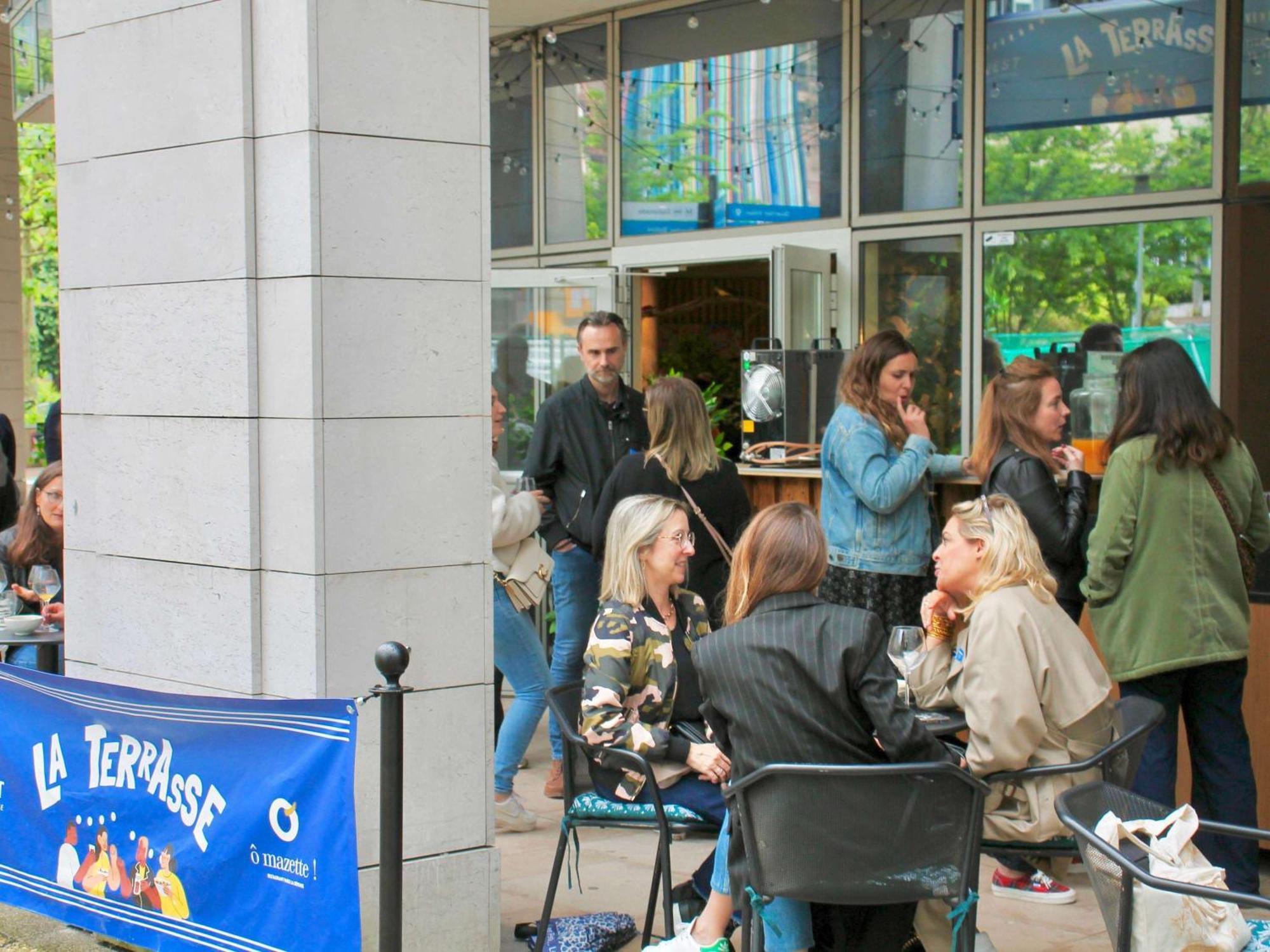 Nest Paris La Defense - Mgallery Puteaux Bagian luar foto A coffee shop in Amsterdam