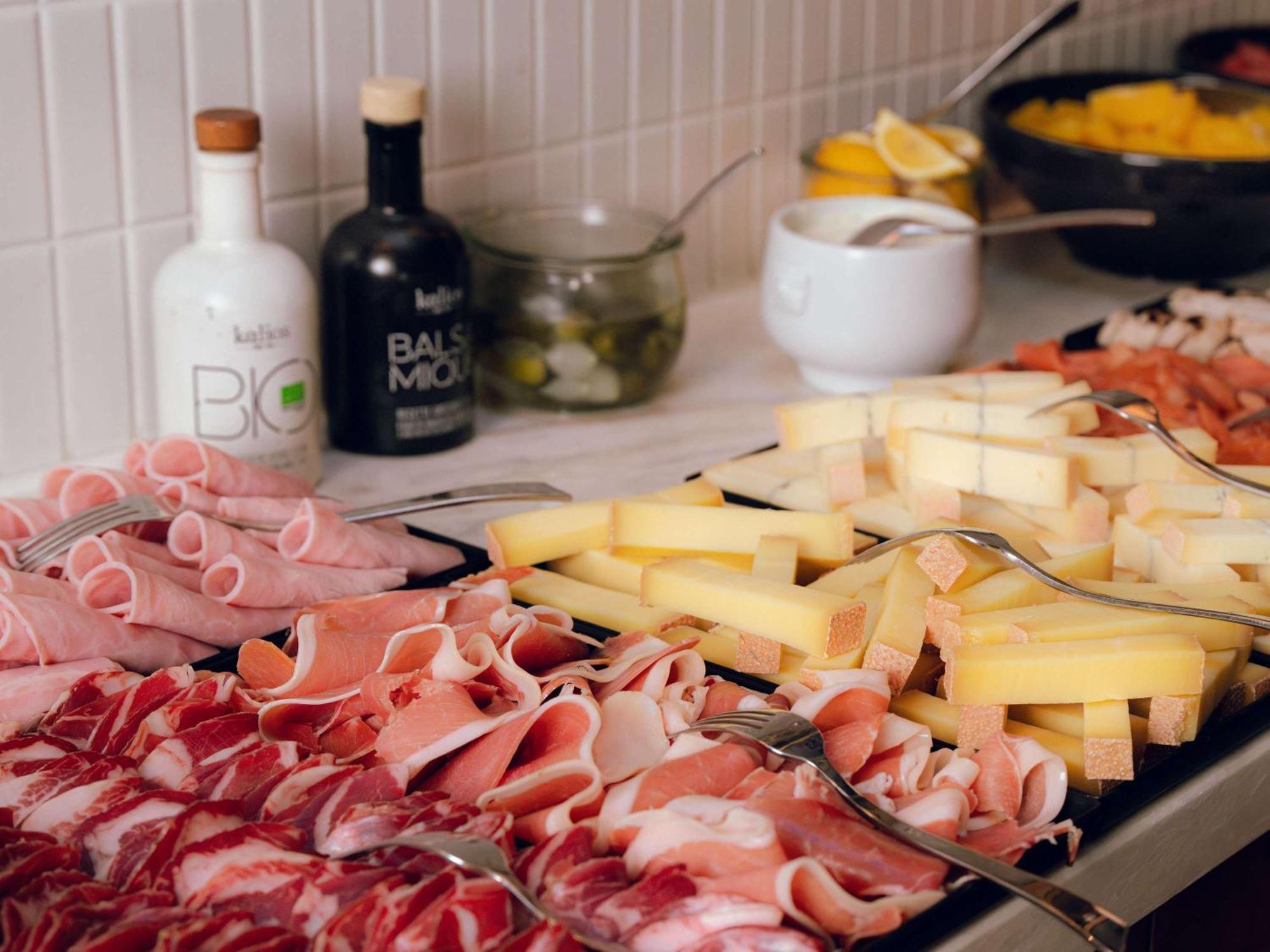 Nest Paris La Defense - Mgallery Puteaux Bagian luar foto A selection of cured meats and cheeses