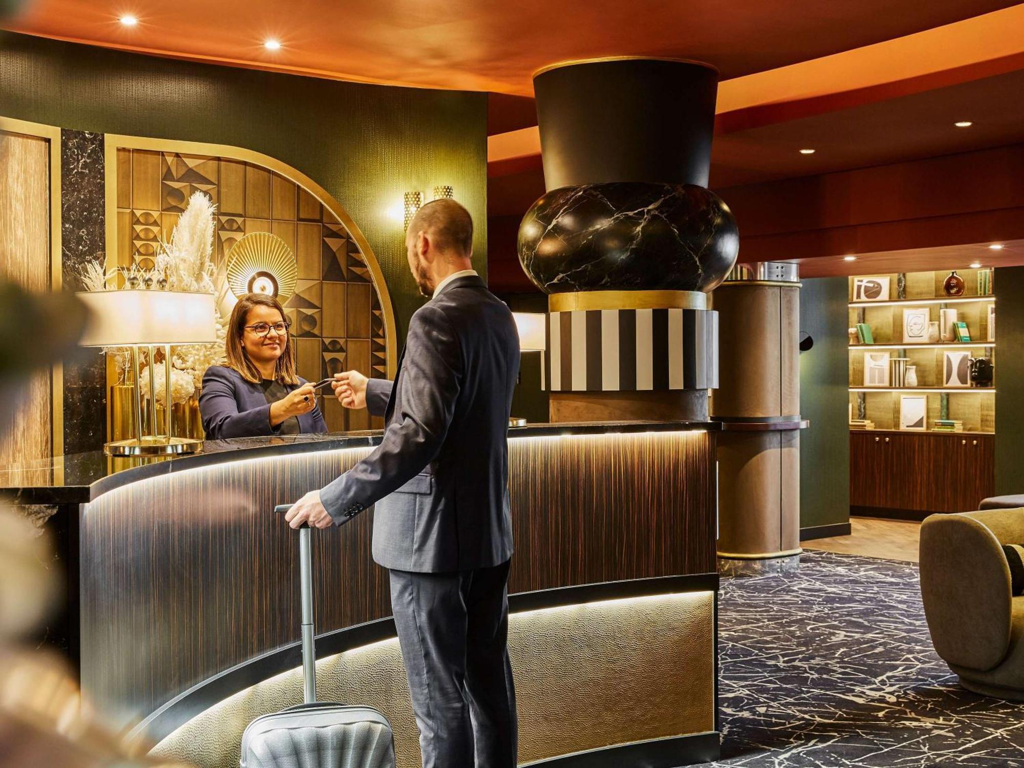 Nest Paris La Defense - Mgallery Puteaux Bagian luar foto The reception of the hotel