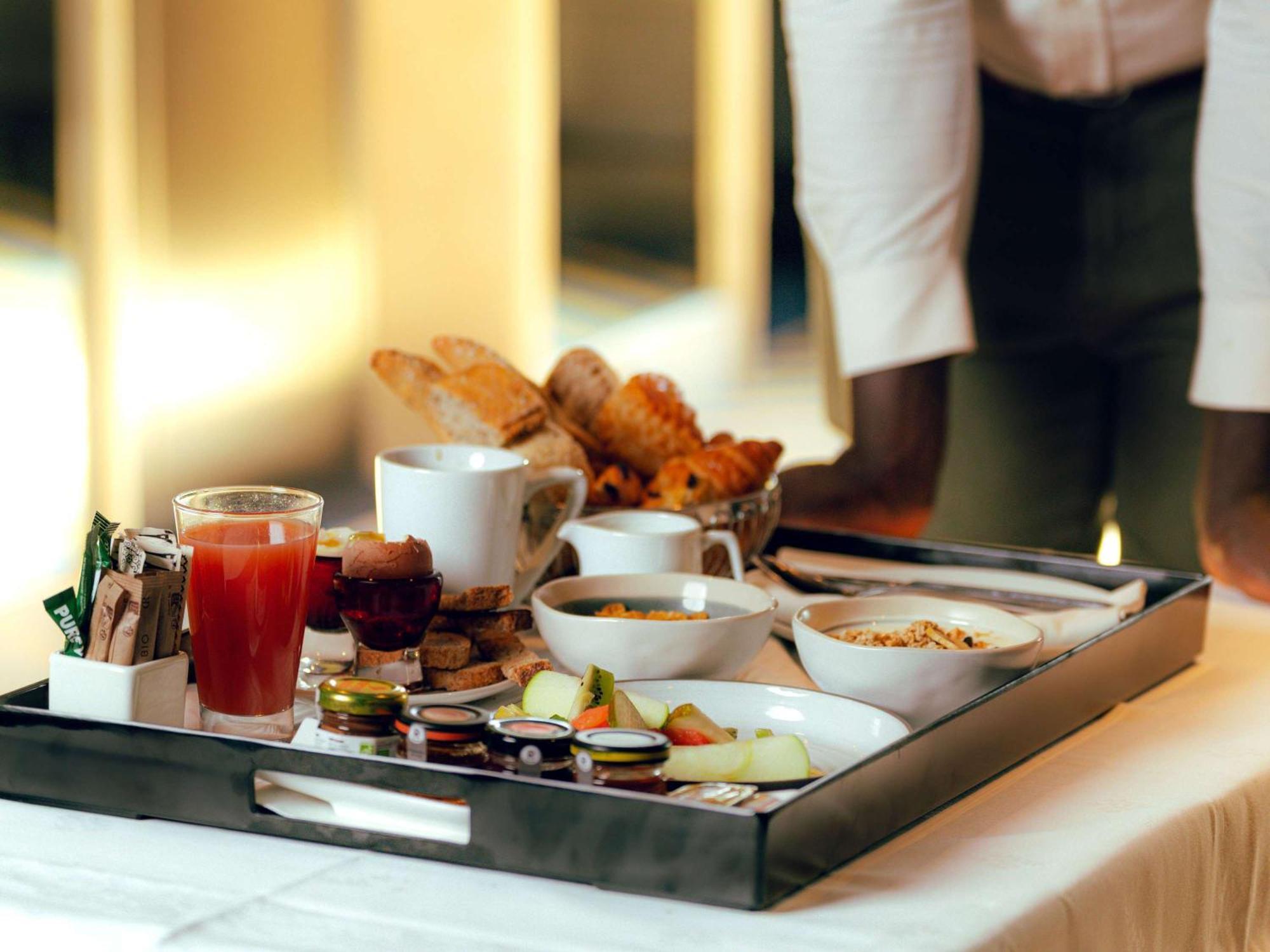 Nest Paris La Defense - Mgallery Puteaux Bagian luar foto Room service