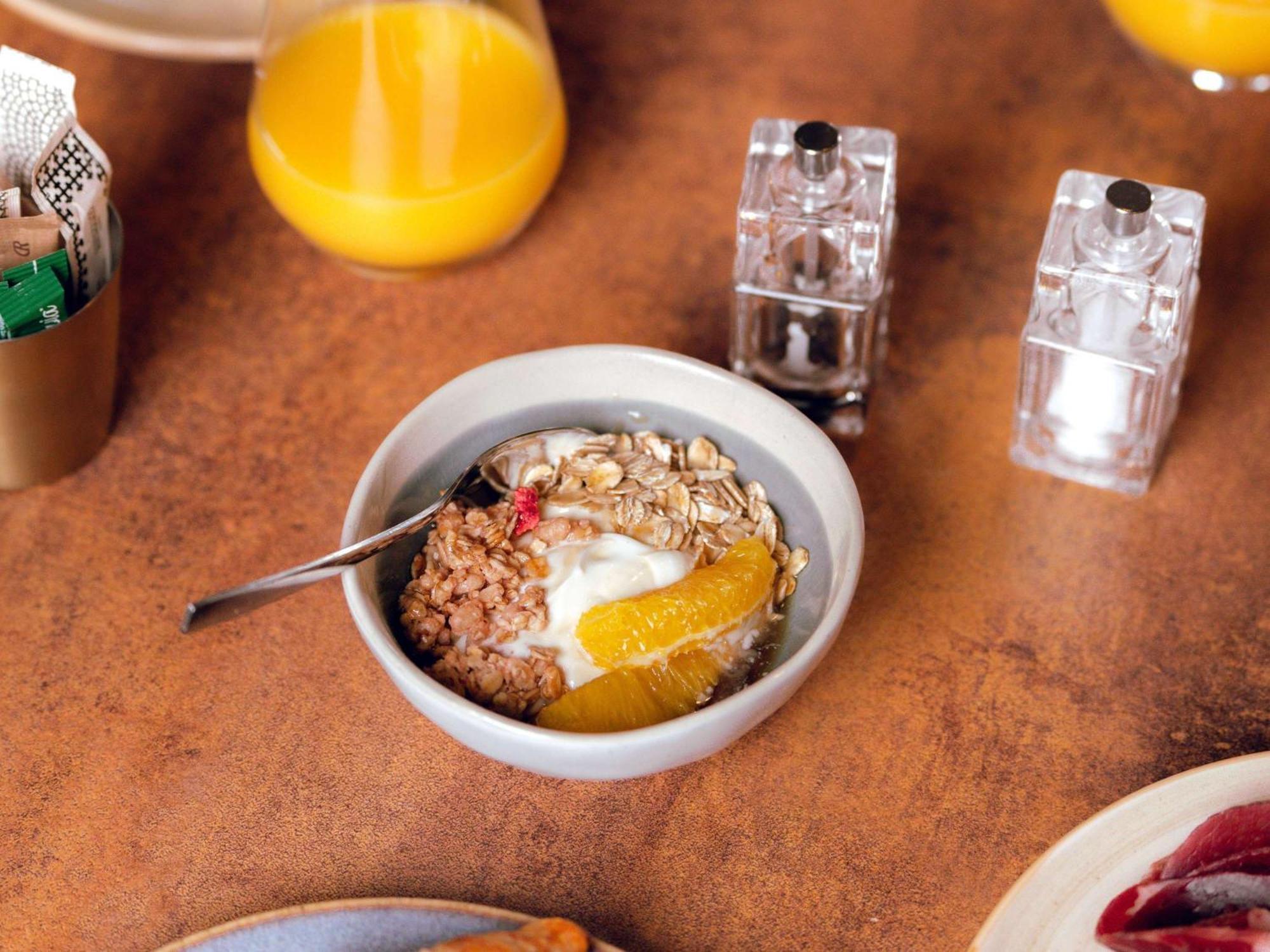 Nest Paris La Defense - Mgallery Puteaux Bagian luar foto A bowl of muesli with yoghurt and fruit