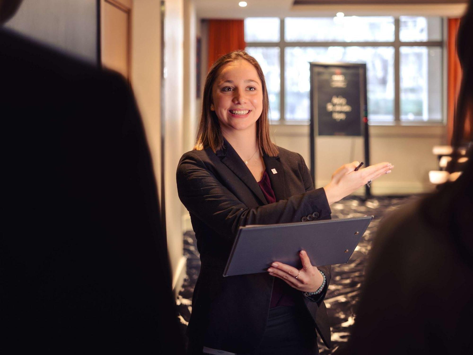 Nest Paris La Defense - Mgallery Puteaux Bagian luar foto A concierge at work