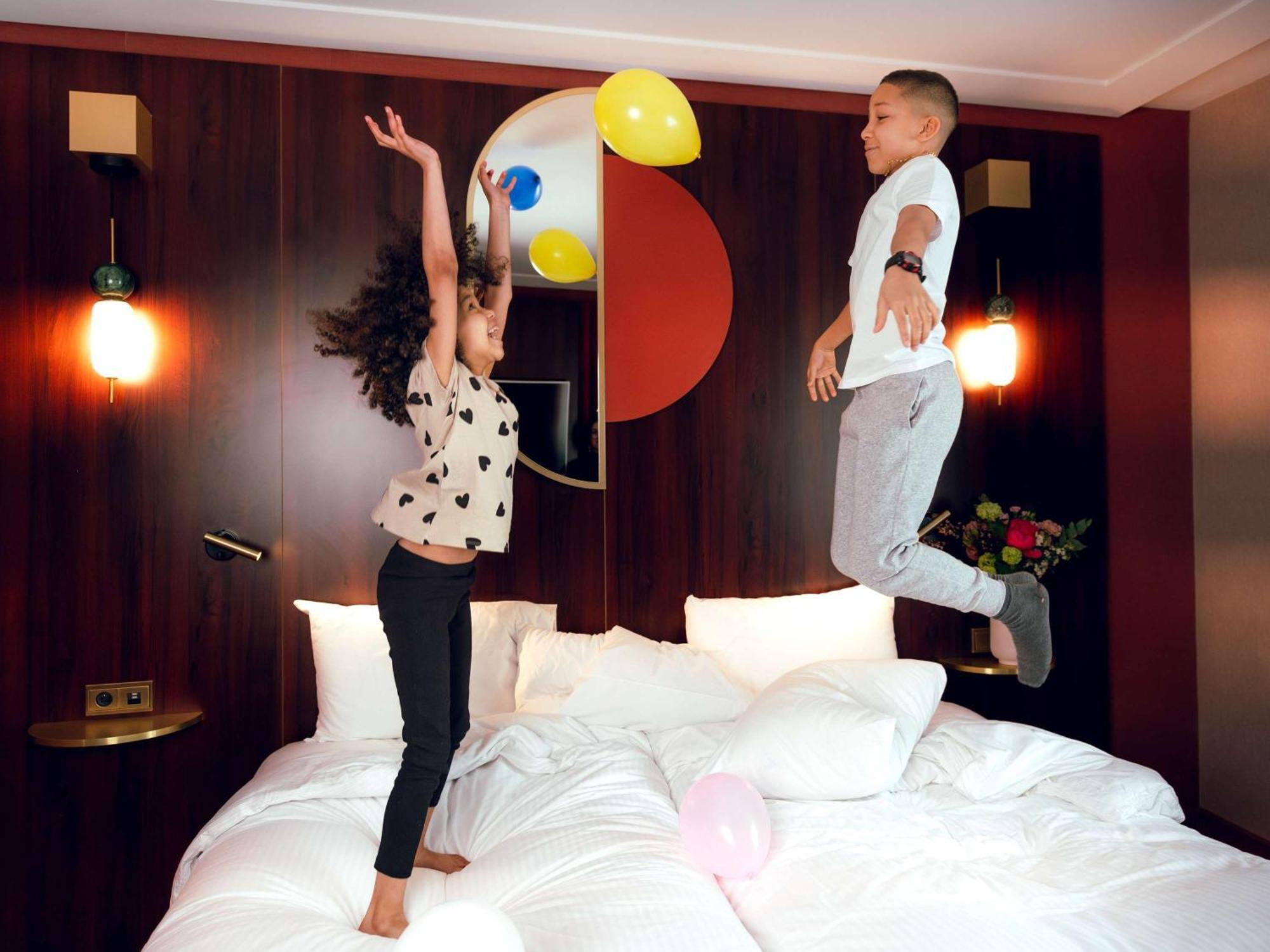 Nest Paris La Defense - Mgallery Puteaux Bagian luar foto The bed in the hotel room